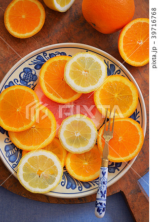 Fresh citrus fruits on vintage plate 39716768