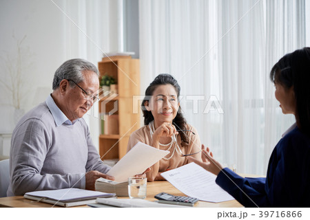 Consulting with estate agent 39716866