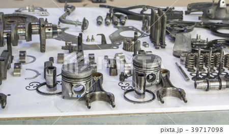 To dismantle for repair old diesel engine 39717098