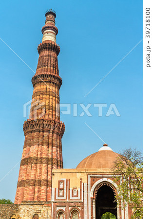 Alai Darwaza and Qutub Minar at the Qutb Complex 39718100