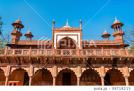 Fatehpuri Masjid, a mosque near Taj Mahal in Agra 39718213