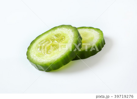 slices of green cucumber 39719276