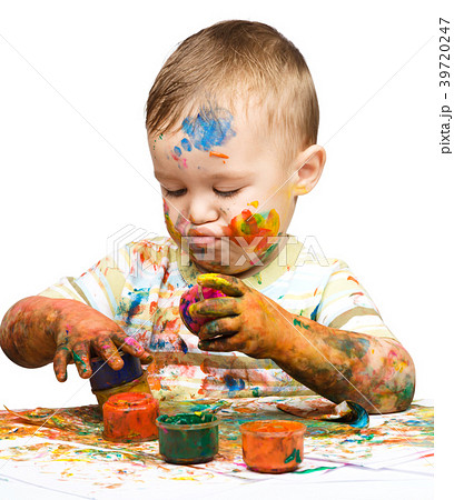 Little boy is playing with paints 39720247