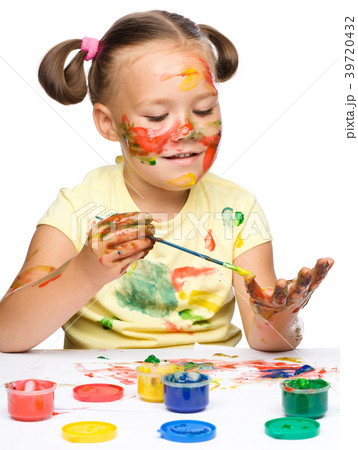 Portrait of a cute girl playing with paints 39720432