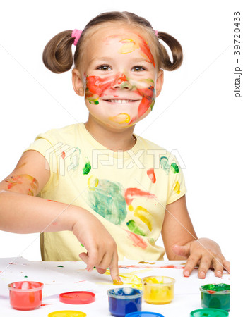 Portrait of a cute girl playing with paints 39720433