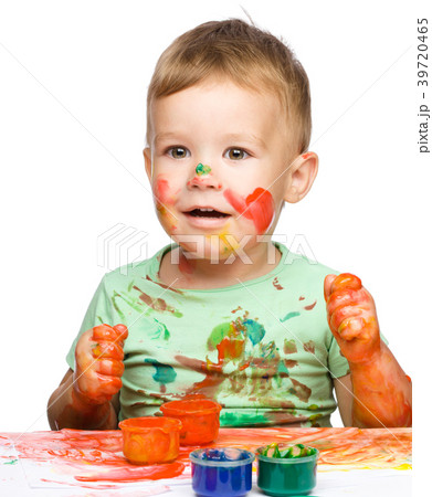 Little boy is playing with paints Little boy is playing with paints 39720465