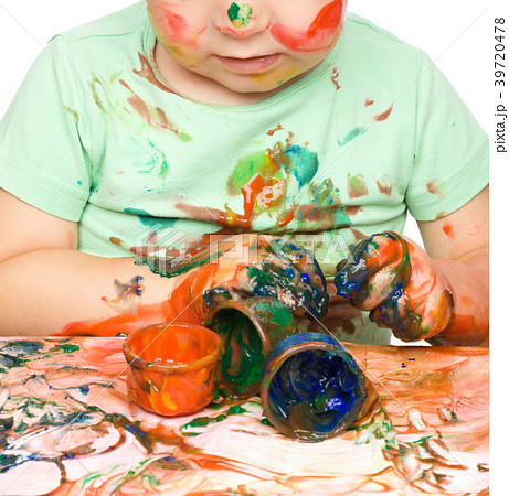 Little boy is playing with paints 39720478