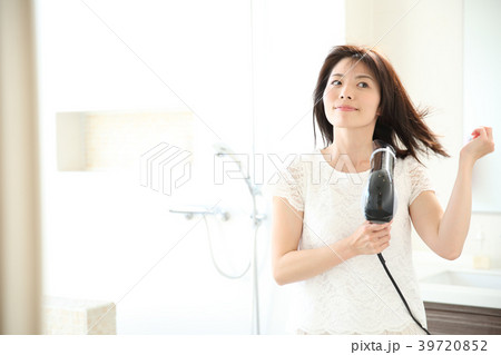 髪を乾かす女性 39720852
