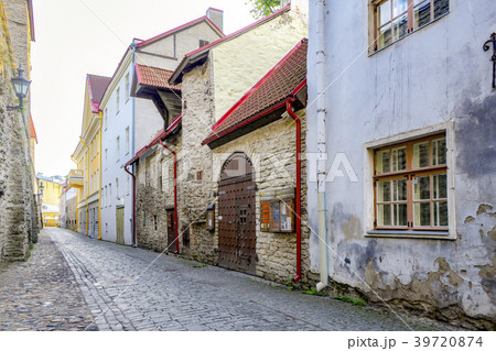 エストニアの首都タリン　世界遺産の旧市街　裏通り 39720874