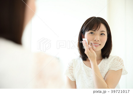 スキンケアをする女性 スキンケアをする女性 39721017