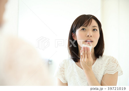 スキンケアをする女性 スキンケアをする女性 39721019