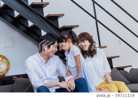 若い家族、ソファー、家、笑顔 39721119