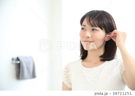 綿棒で耳掃除 綿棒で耳掃除 39721251