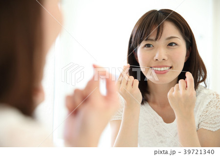 フロスする若い女性 フロスする若い女性 39721340
