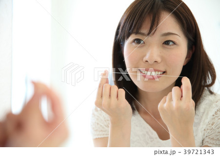 フロスする若い女性 フロスする若い女性 39721343