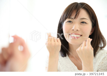 フロスする若い女性 フロスする若い女性 39721345