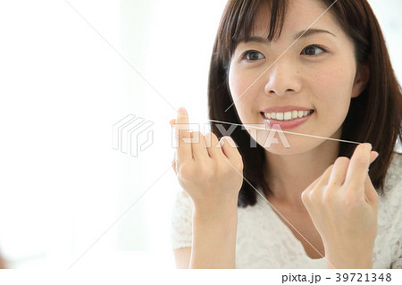 フロスする若い女性 39721348