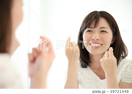 フロスする若い女性 39721349
