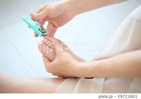 爪切りする女性 39721601