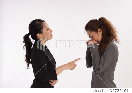 指をさして注意する人と泣く人の写真素材 39722161 Pixta