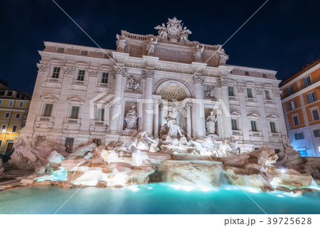 Trevi Fountain in Rome , Italy 39725628