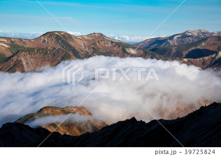 雲海流れる西鎌尾根 雲海流れる西鎌尾根 39725824