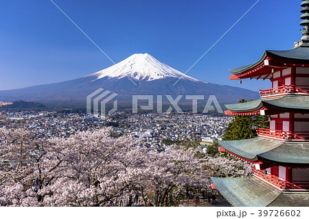 新倉山浅間公園より忠霊塔と富士山 39726602