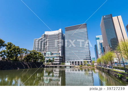 東京千代田 和田倉壕と大手町のビル街 39727239