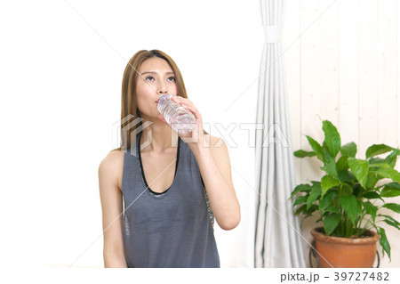ミネラルウォーターを飲む女性(スポーツ-食事) ミネラルウォーターを飲む女性(スポーツ-食事) 39727482