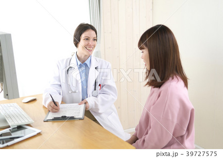 医者（欧米人）と若い女性 39727575