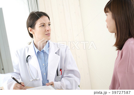 医者（欧米人）と若い女性 39727587