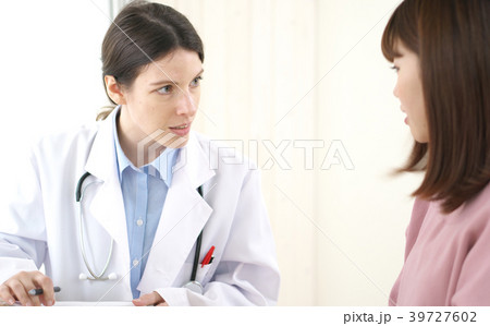 医者（欧米人）と若い女性 39727602