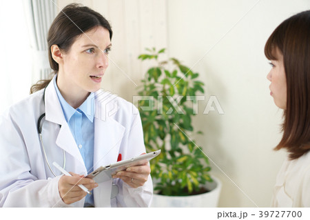 欧米人医師と若い女性(電子カルテ)医療ネットワーク 欧米人医師と若い女性(電子カルテ)医療ネットワーク 39727700