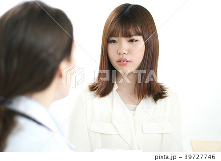 医者（欧米人）と若い女性 39727746