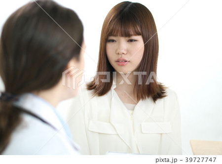 医者（欧米人）と若い女性 39727747