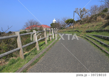 島根半島最先端に立つ美保関灯台への遊歩道 島根半島最先端に立つ美保関灯台への遊歩道 39728010