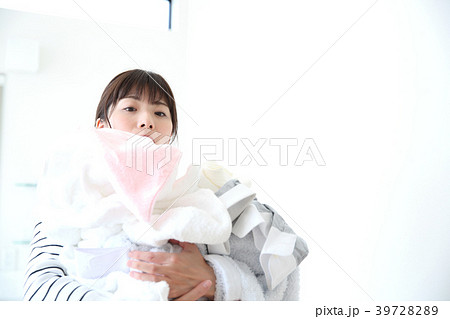 洗濯物を抱える女性 洗濯物を抱える女性 39728289