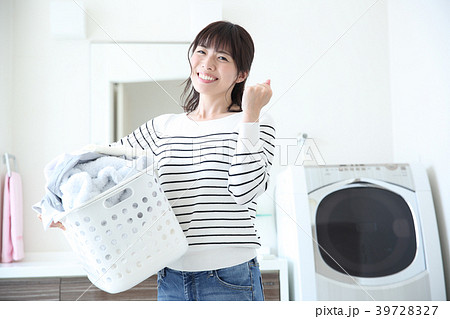 洗濯物を抱える女性 洗濯物を抱える女性 39728327