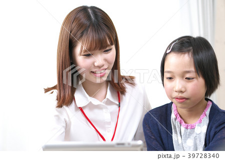 ICT教育-タブレットPC（女性教師と小学生） 39728340