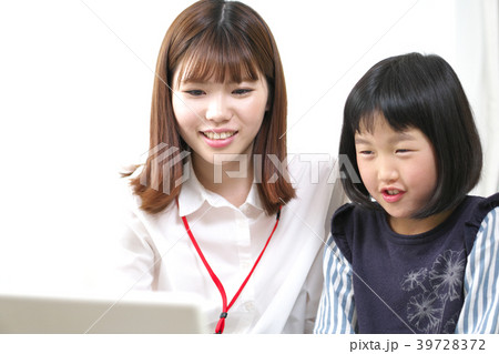 タブレットPC(日本人女性と小学生) タブレットPC(日本人女性と小学生) 39728372
