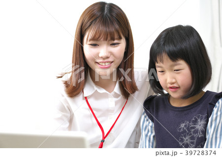 タブレットPC（日本人女性と小学生） 39728374