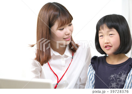 タブレットPC（日本人女性と小学生） 39728376