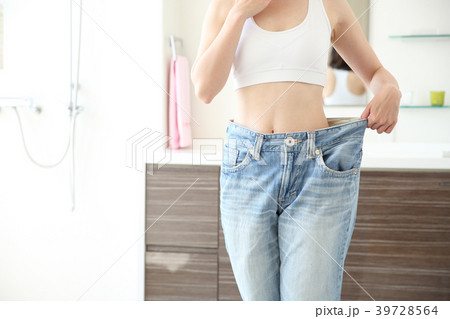 ダイエットに成功した女性 ダイエットに成功した女性 39728564