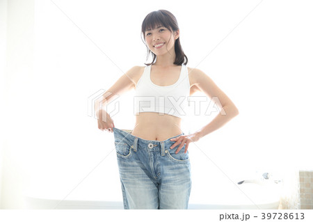 ダイエットに成功した女性 ダイエットに成功した女性 39728613