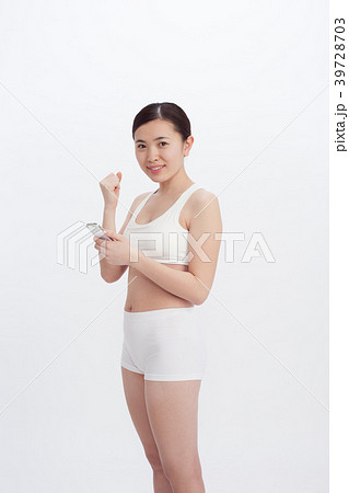 若い女性 スマホ ビューティー 若い女性 スマホ ビューティー 39728703