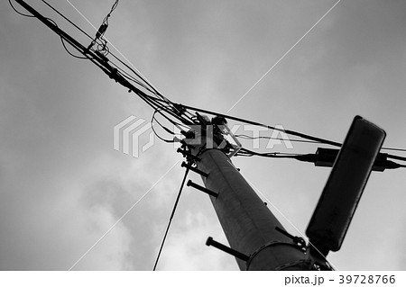 電信棒と曇り空 下から見上げる電柱 39728766