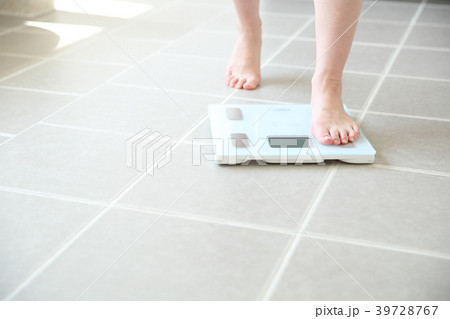 体重計にのる女性の足 39728767