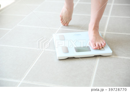 体重計にのる女性の足 体重計にのる女性の足 39728770