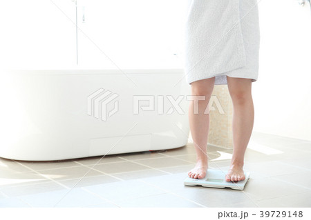 体重計にのる女性 39729148