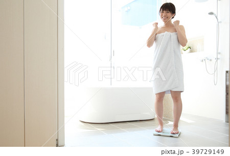 体重計にのる女性 体重計にのる女性 39729149